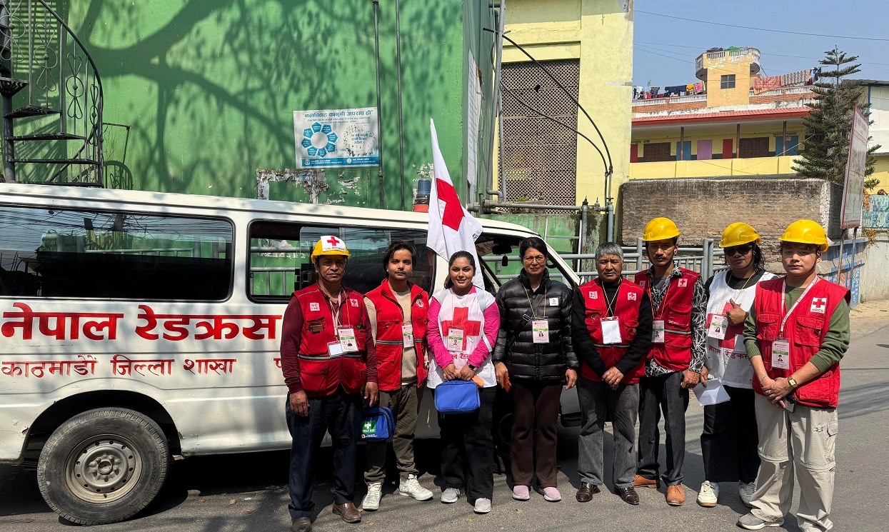 नेपाल रेडक्रसका प्राथमिक उपचार स्वयंसेवक मतदान केन्द्र परिसरमा परिचालित