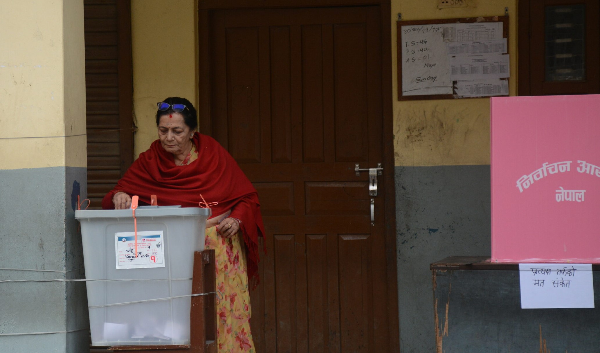 प्रथम महिला सविता पौडेलले गरिन् मतदान