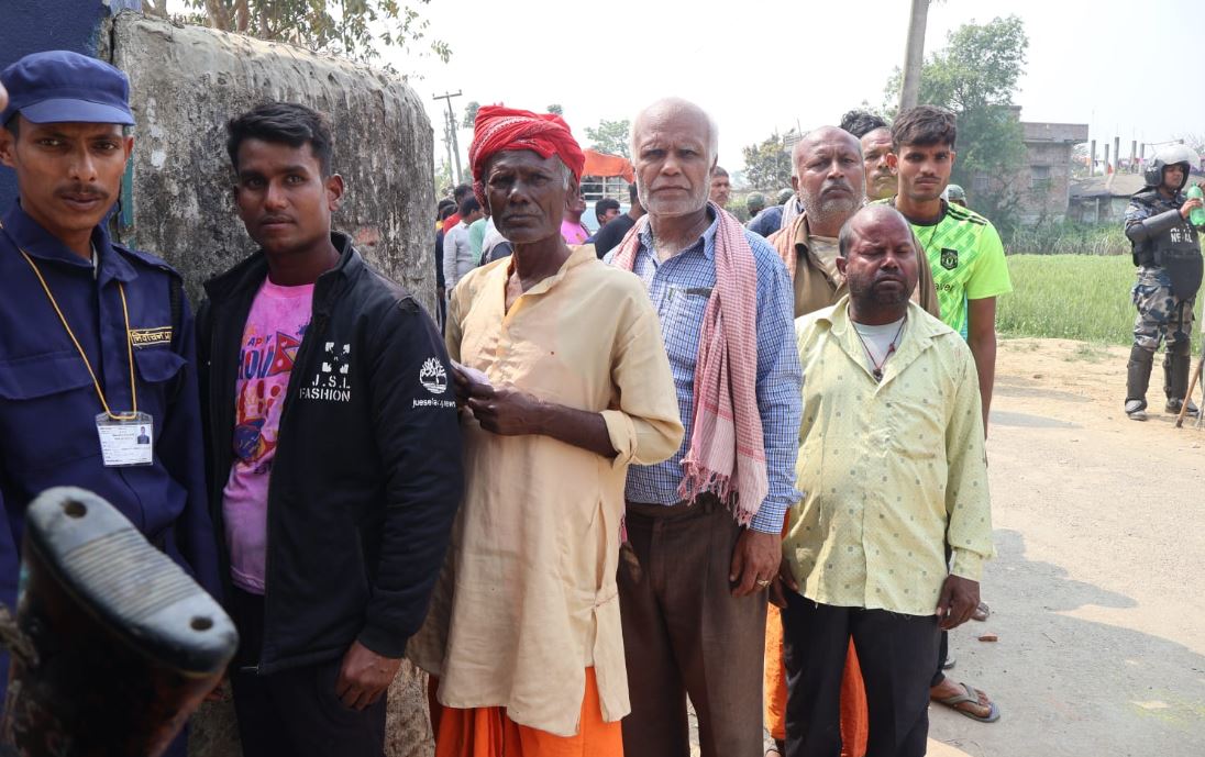 सर्लाहीको बलरामा कडा सुरक्षाबीच मतदान पुनः सुचारु