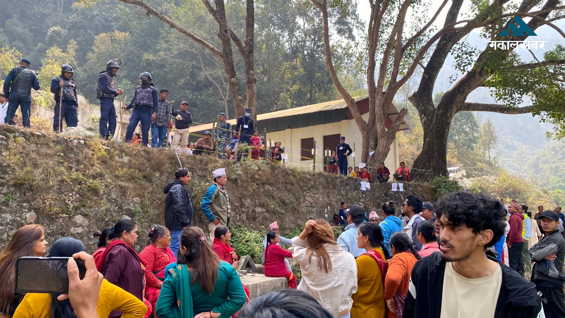 स्याङ्जाको बालज्योति स्कुल बुथमा हस्ताक्षर नभएका मतपत्र, मतदान स्थगित