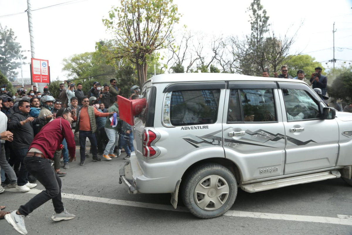बबरमहल क्षेत्रमा प्रहरी र एमाले कार्यकर्ताबीच झडप, प्रदर्शनकारीले फुटाए गाडीको सिसा (४२ तस्बिर)