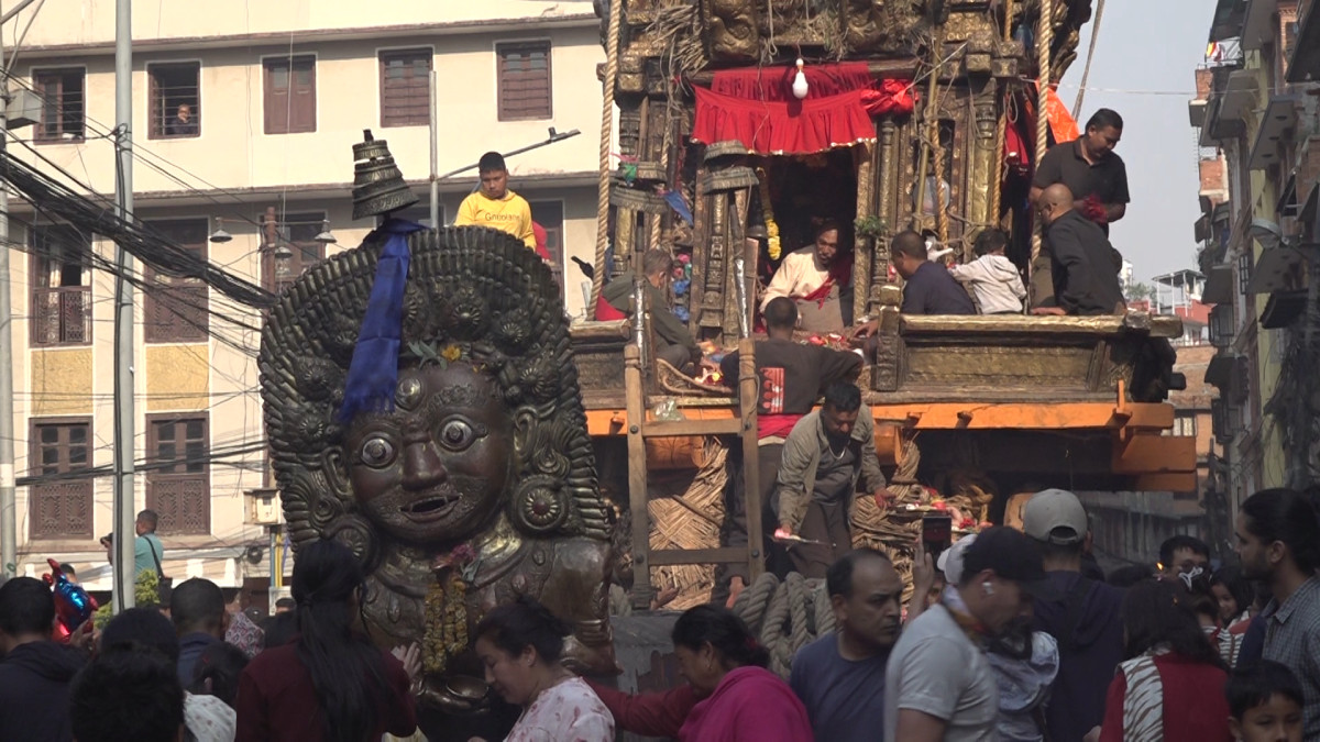 रातो मत्स्येन्द्रनाथको दर्शन गर्नेको भीड
