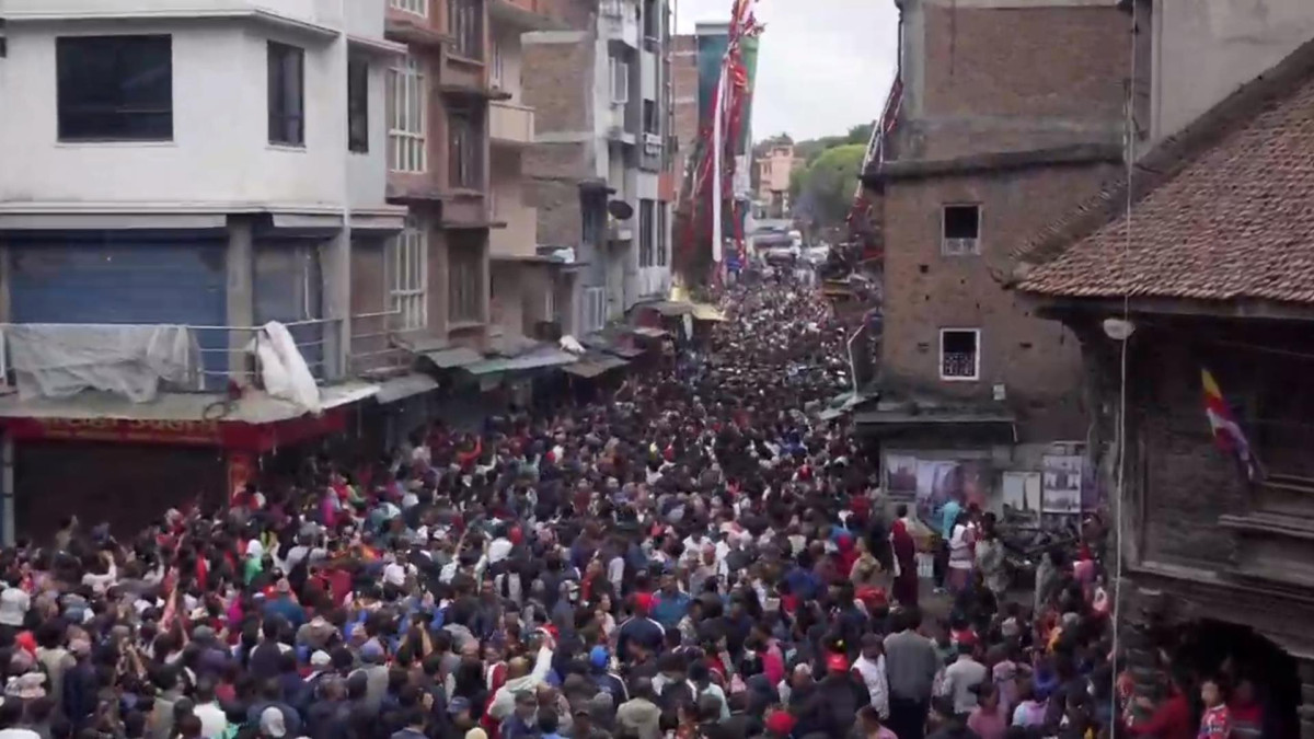 महिलाहरूले तानेर रातो मत्स्येन्द्रनाथको रथ चारदोबाटो पुर्‍याए