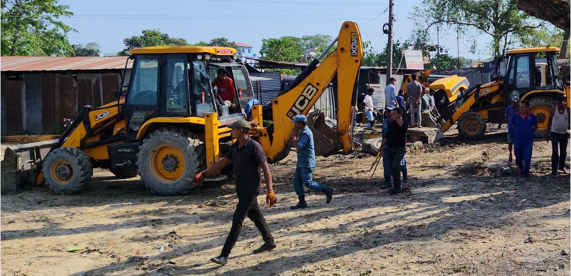 अतिक्रमित क्षेत्र खाली गराउँदै इनरुवा नगरपालिका
