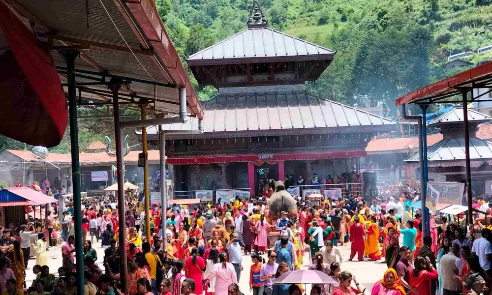 अक्षय तृतीयाः डोलेश्वरमा दर्शनार्थीको घुइचो