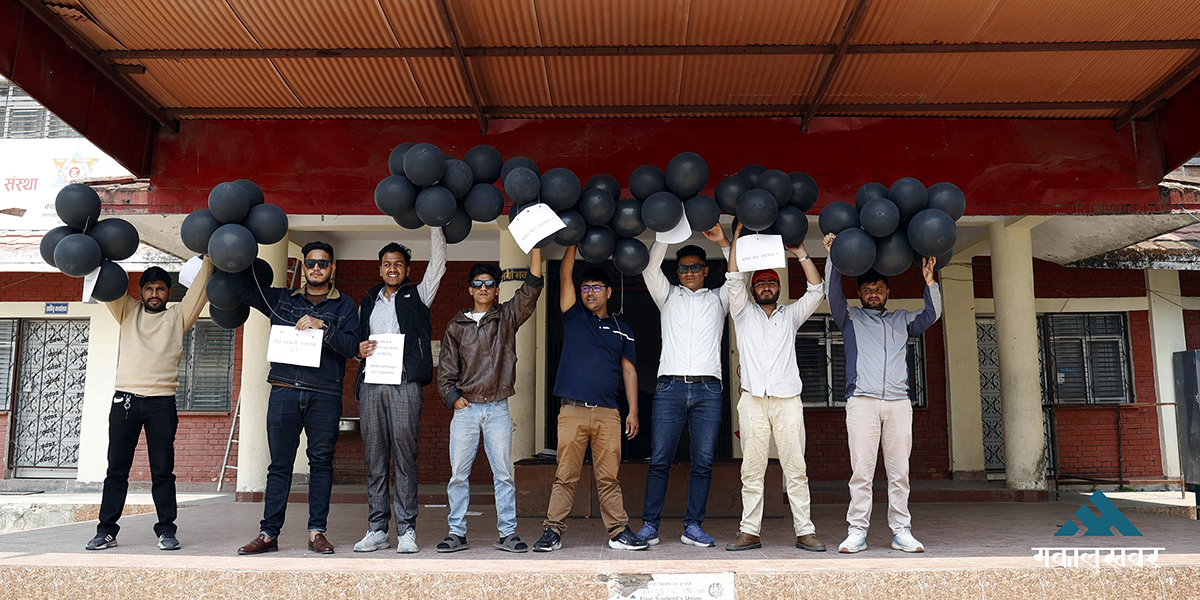 विद्यार्थी सङ्गठन प्रतिबन्धको विरोधमा कालो बेलुन उडाएर प्रदर्शन (तस्बिरहरू)