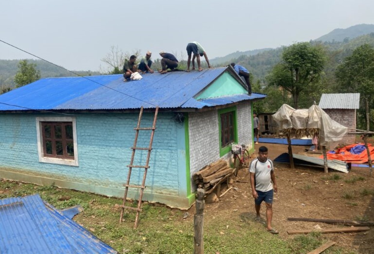 हुरीबतासले उडाएका घर मर्मत गर्दै गाउँका युवाहरू