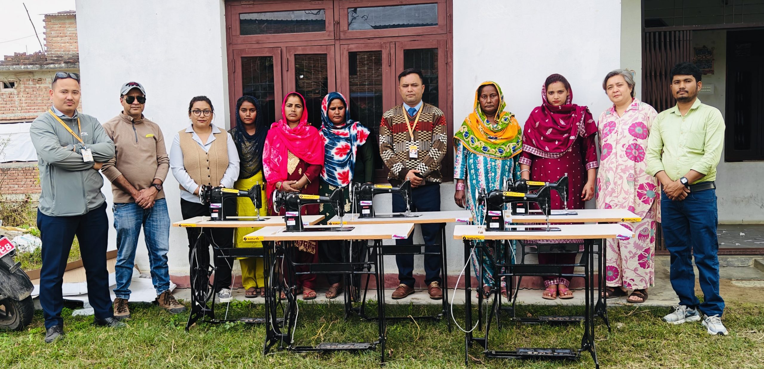 कासगर समुदायका महिलाहरूलाई सिद्धार्थ बैंकले दियो सिलाई-कटाई मेसिन 