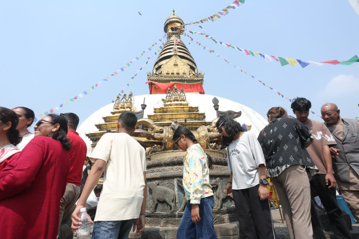 नयाँ वर्षमा स्वयम्भूमा बढ्दै धार्मिक पर्यटकीय चहलपहल (तस्बिरहरू)