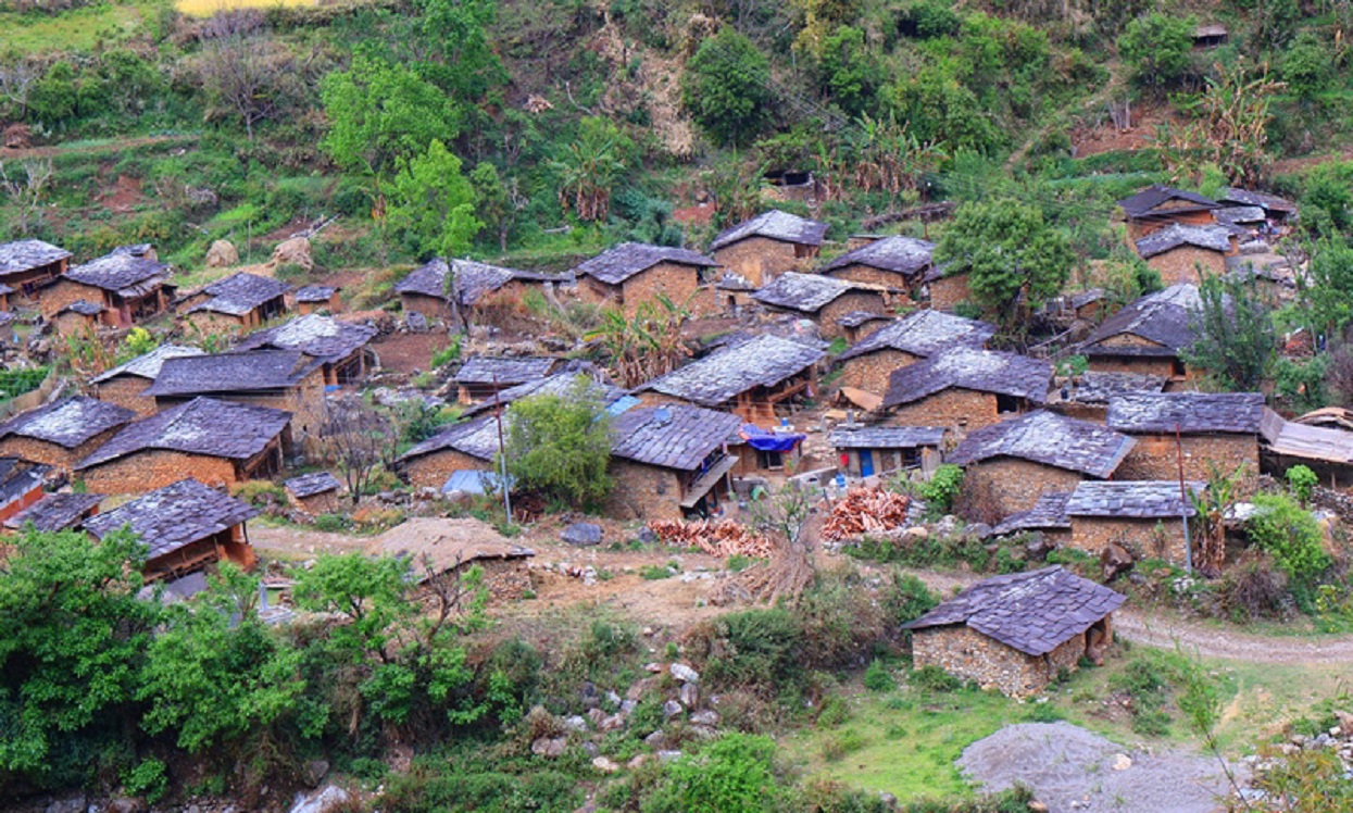 बुढाथोक घरबासः परम्परागत घरमा स्थानीय परिकार