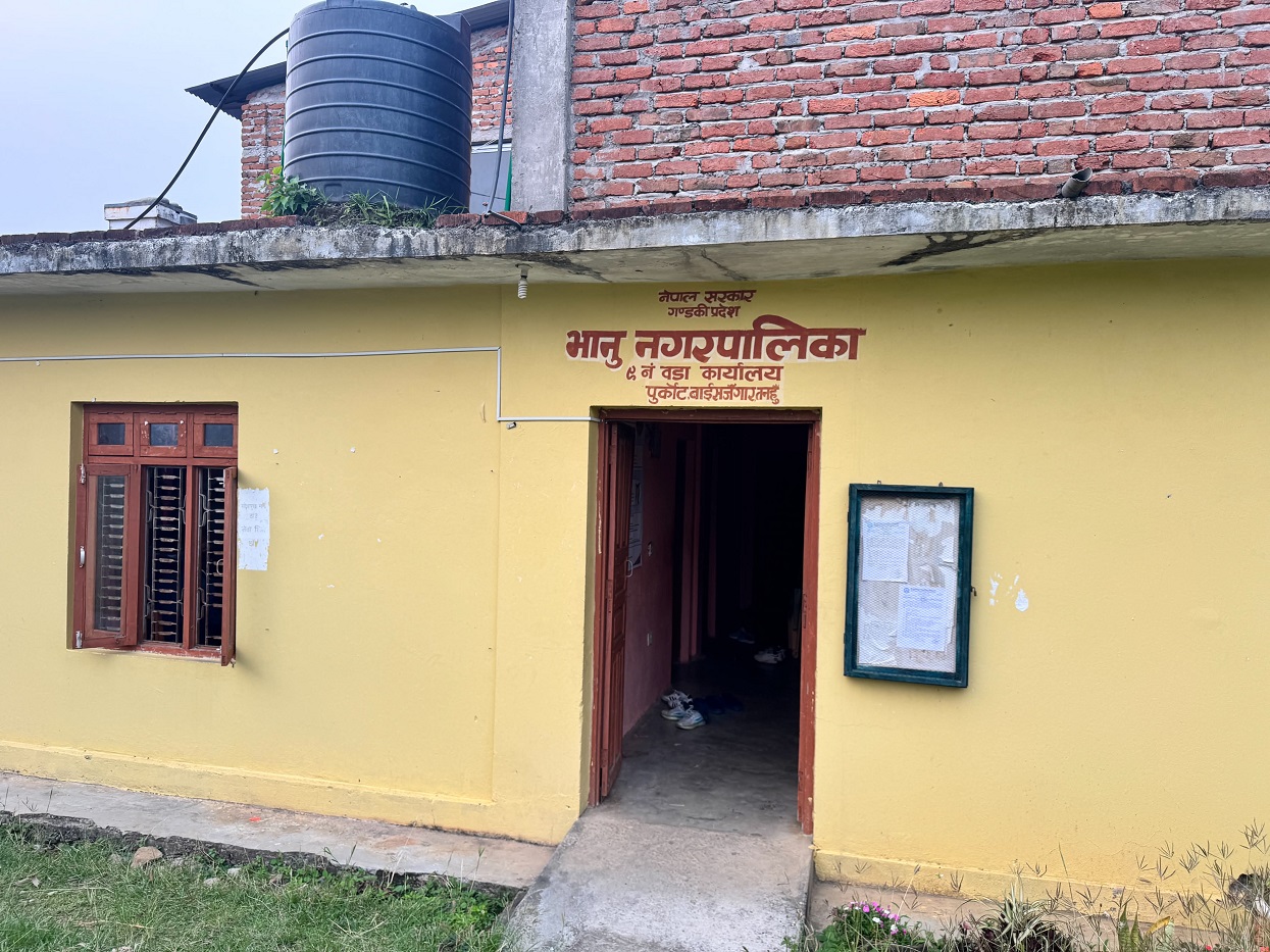 वडा कार्यालयमै सब इन्जिनियरमाथि कुटपिट, कर्मचारीले रोके सेवा