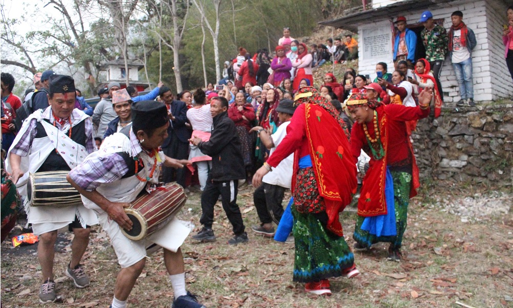 प्रकृतिलाई खुसी बनाउन मगर समुदायले गरे ‘भूमे पूजा’