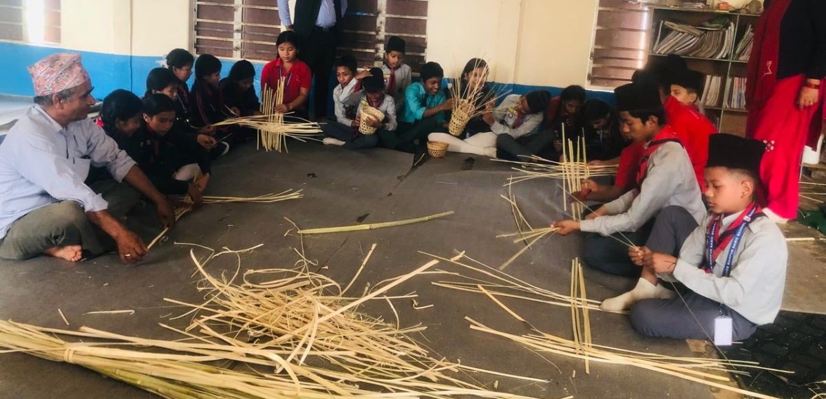 कार्यक्रममा अतिथिलाई उपहार : विद्यार्थीले बनाएका बाँसको सामग्री