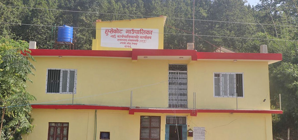 गाउँपालिकाले बालिकाहरूलाई दियाे पाँच हजारसहितको बैंक खाता उपहार