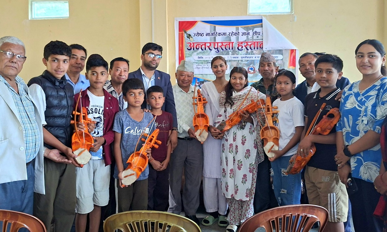 बिदाको समय सदुपयोग गर्दै बालबालिकालाई सारङ्गी सिकाइँदै