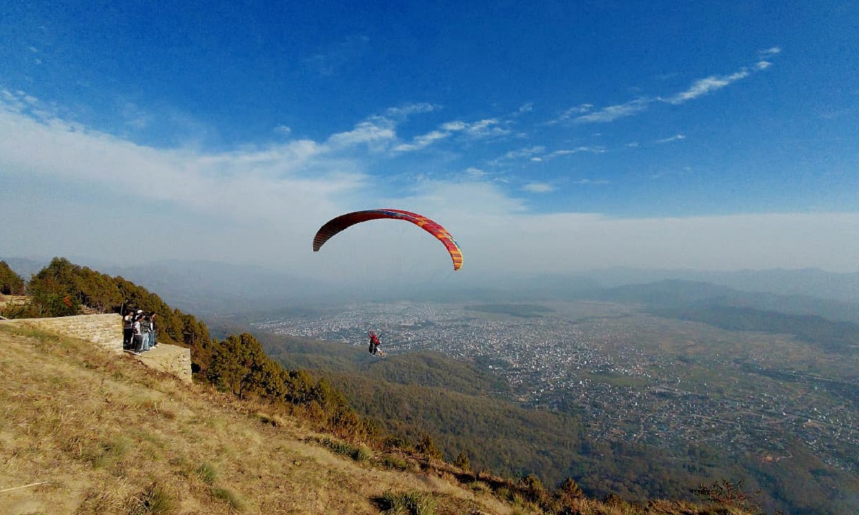 प्याराग्लाइडिङले रङ्गिँदै सुर्खेतको आकाश