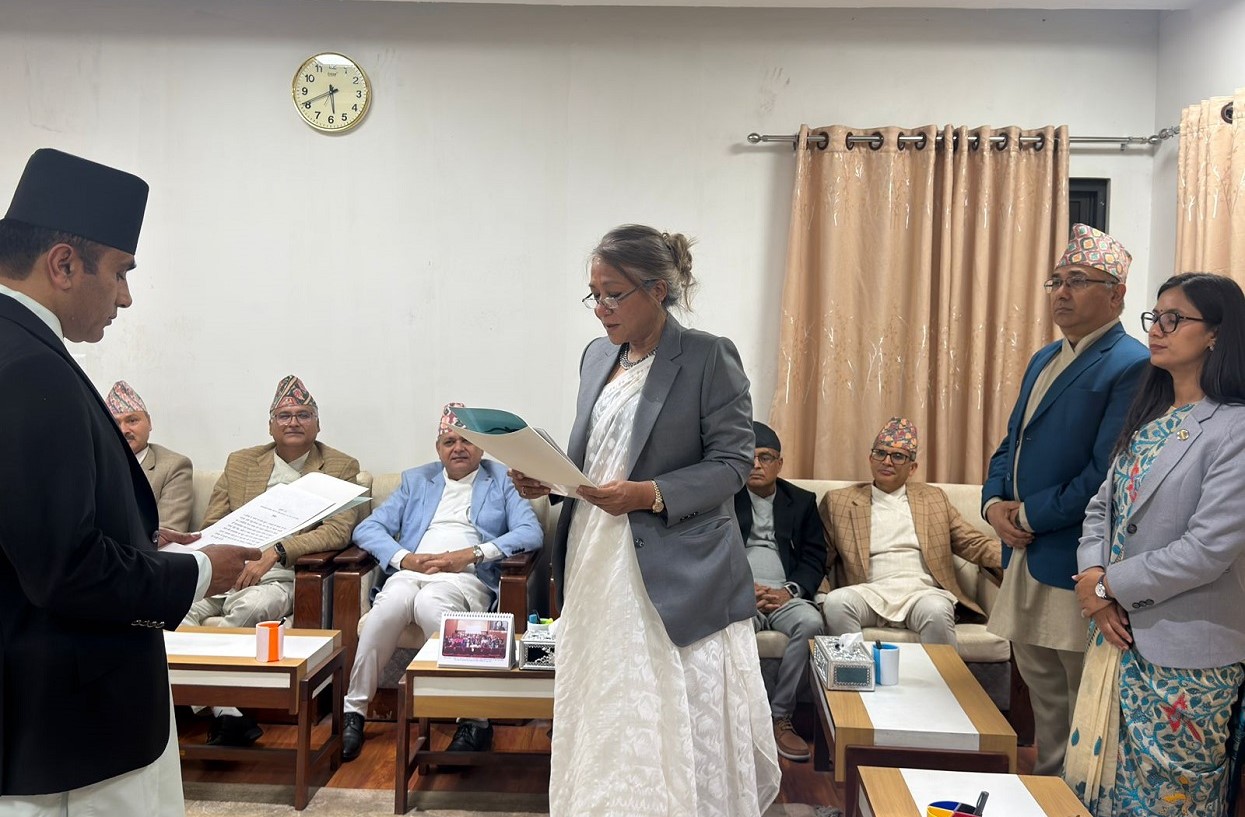 नवनियुक्त महान्याधिवक्ता डा नारायणदत्त कँडेलले लिए शपथ