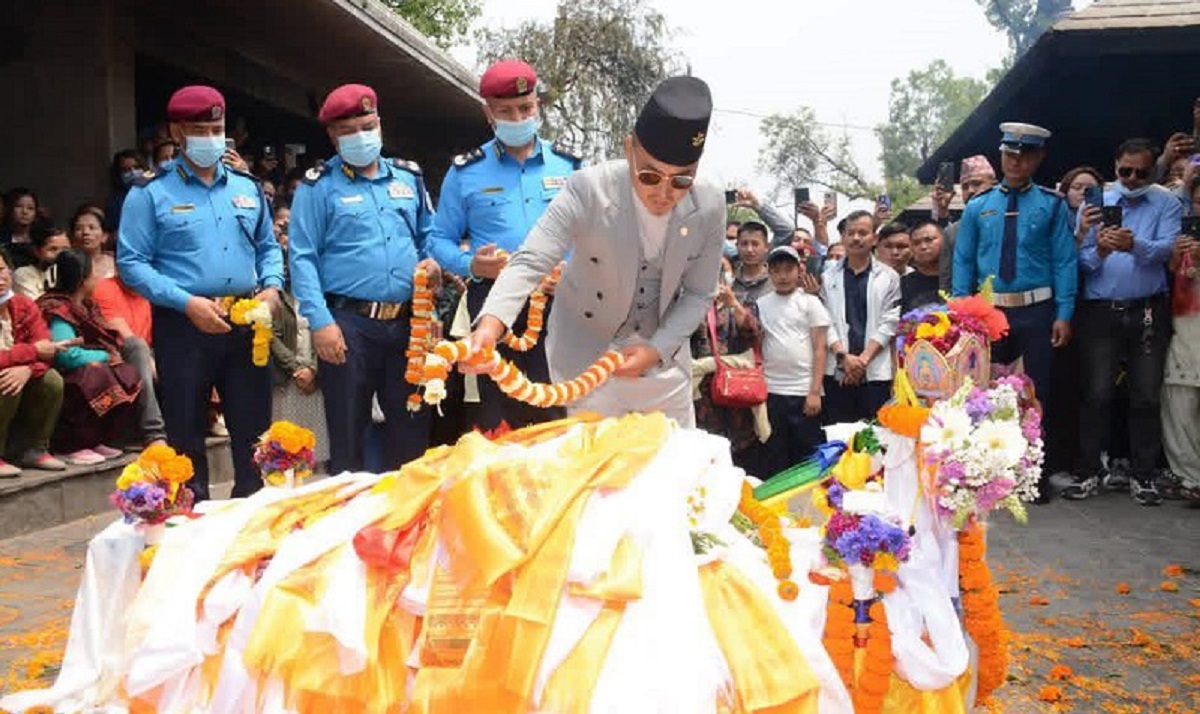 गृहमन्त्री गुरुङ प्रहरी निरीक्षक लामाको अन्त्येष्टिमा सहभागी
