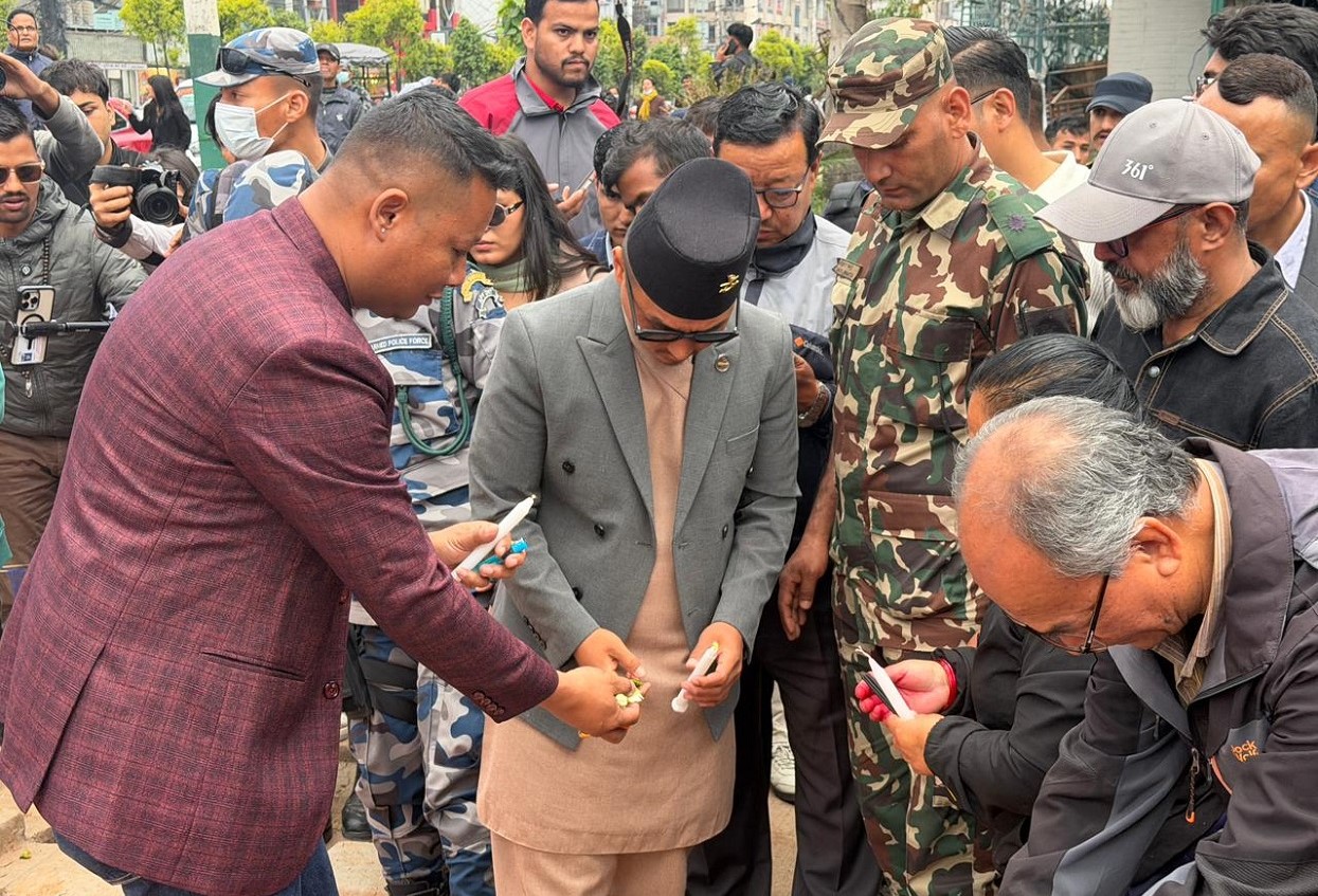 गृहमन्त्रीद्वारा जेनजी शहीदको सम्झनामा दीप प्रज्वलन (तस्बिरहरु)