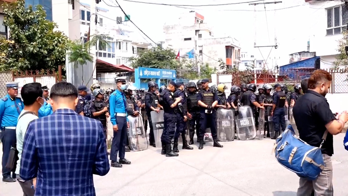सुकुम्वासी बस्तीमा डोजर नचलाउन आग्रह गर्दै रास्वपा पार्टी कार्यालय पुगे सुकुम्वासीहरु