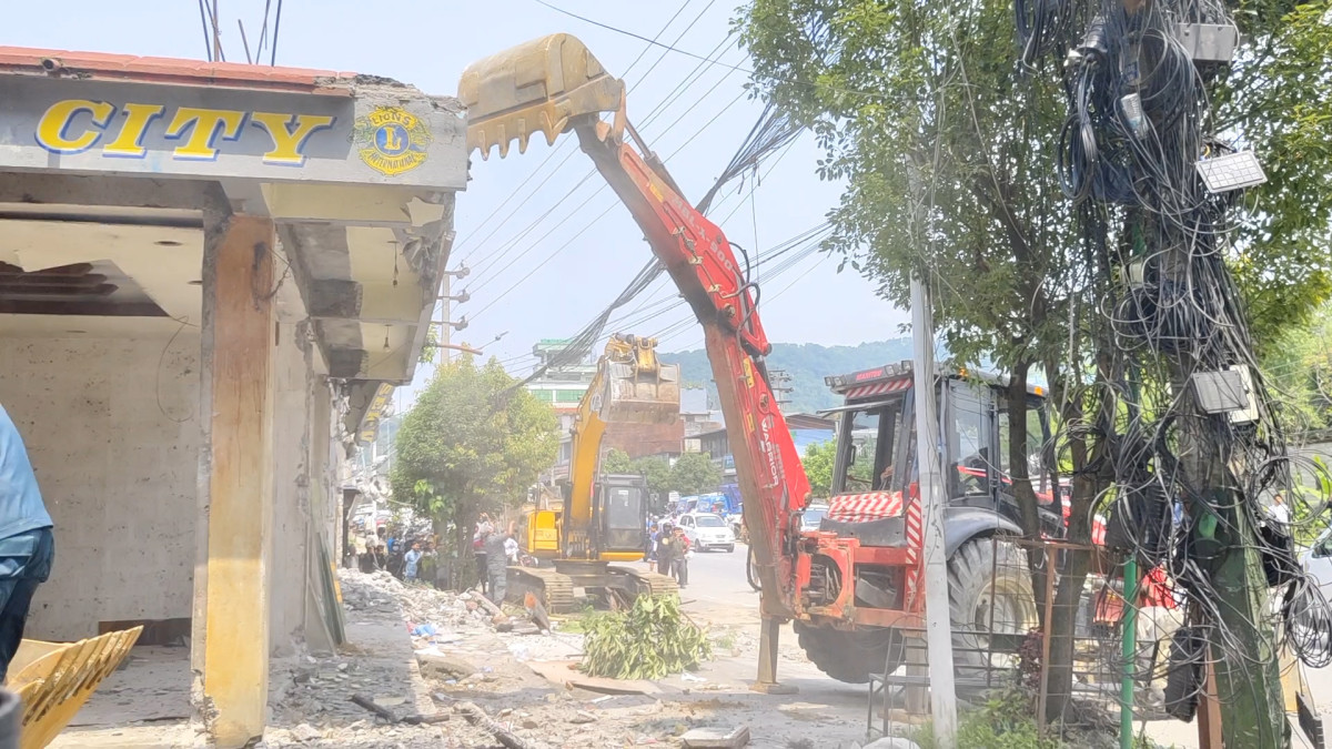 पोखराको फिर्केखोलाको खोलाघरका १०५ अतिक्रमित संरचना भत्काइयो