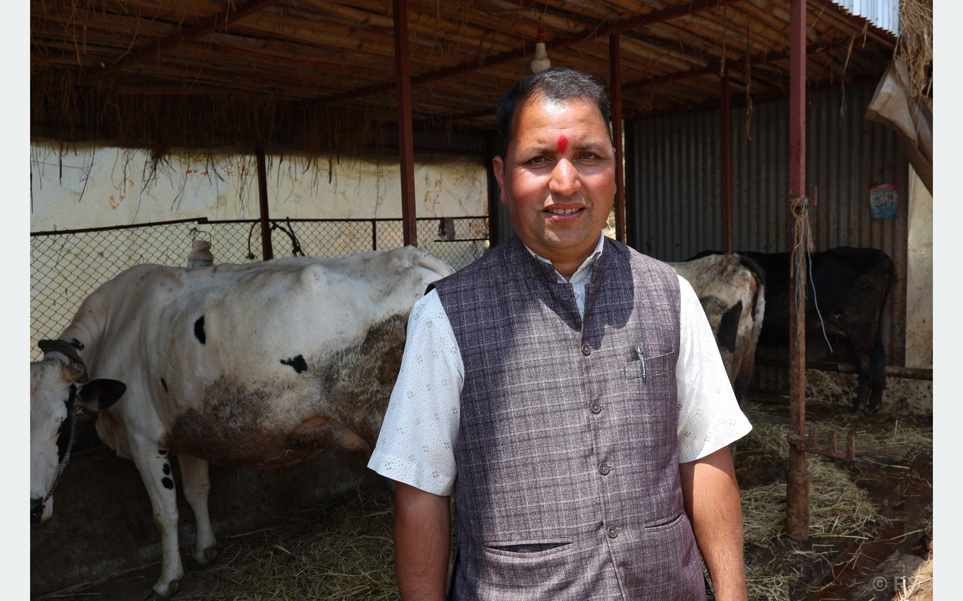 पशुपालनमा रमाइरहेका सापकोटा
