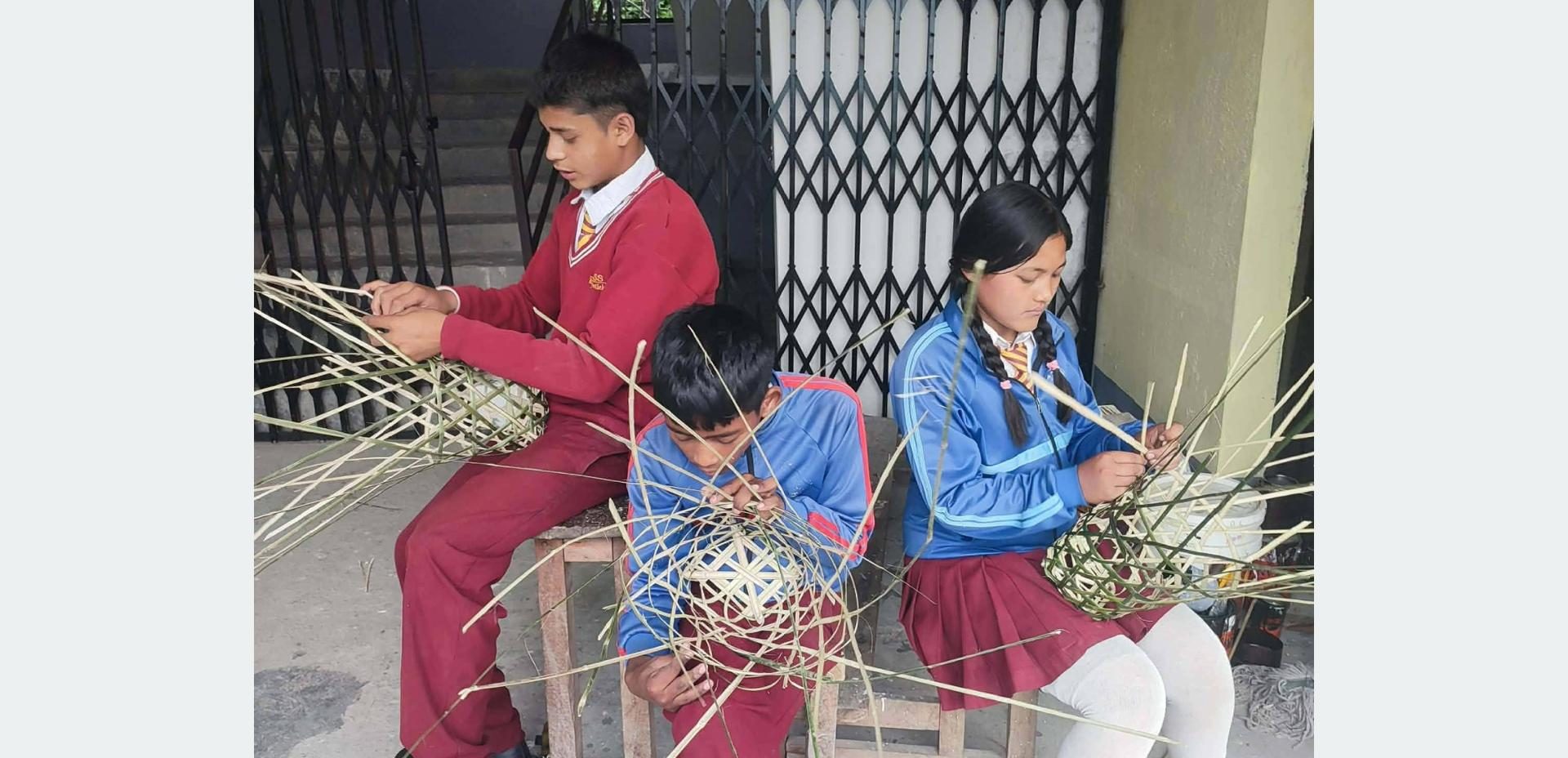 विद्यार्थीलाई चोयाको सामग्री बनाउने सीप प्रदान