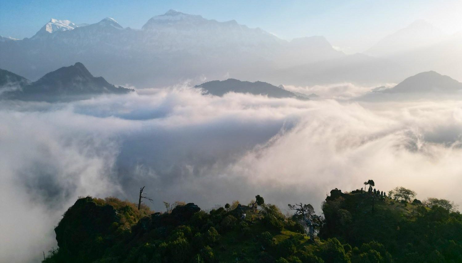 जलजलामा हिमाल र बादलको लुकामारी