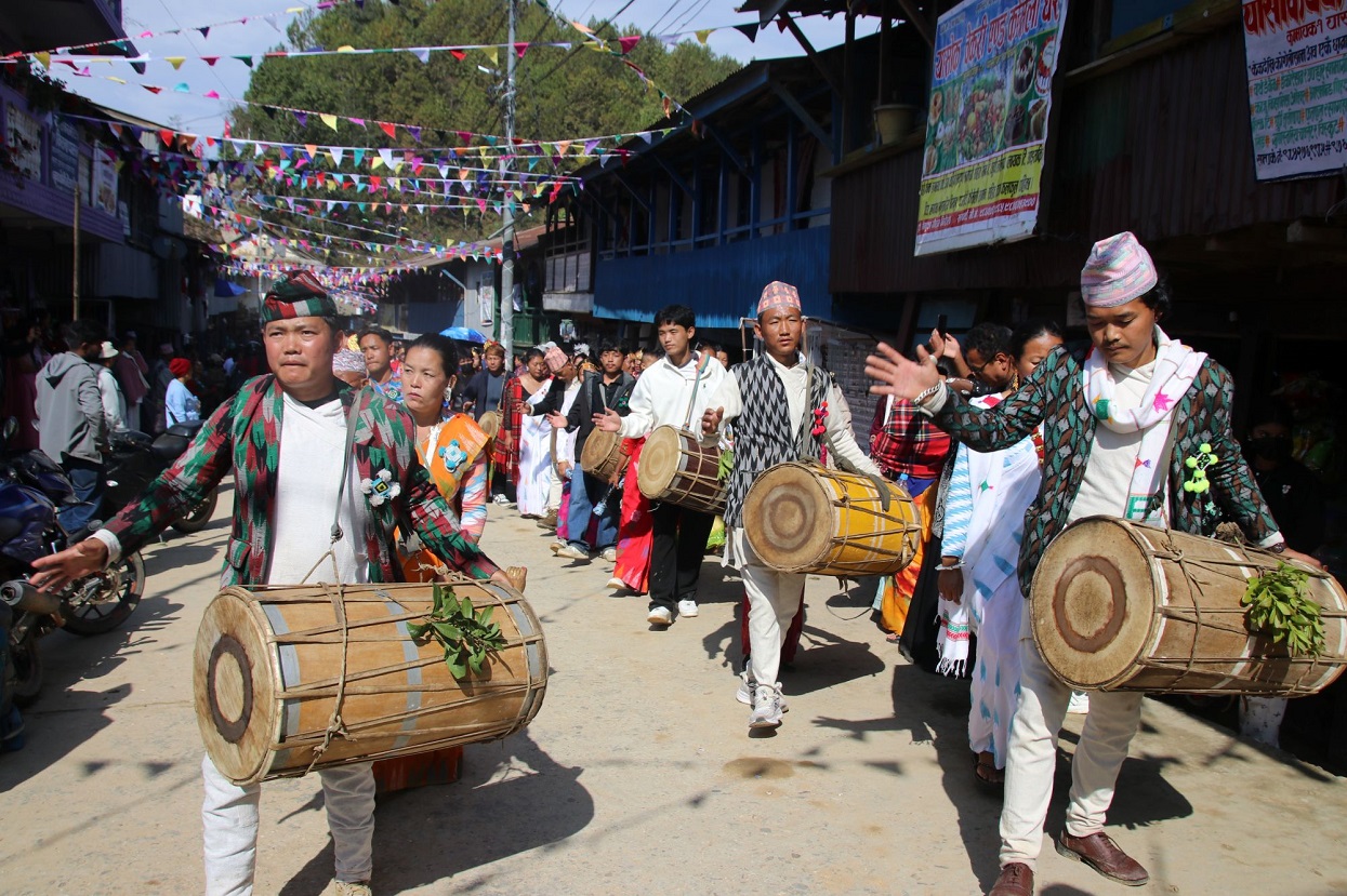 त्रिसाली मेलामा रमाउँदै यासोक