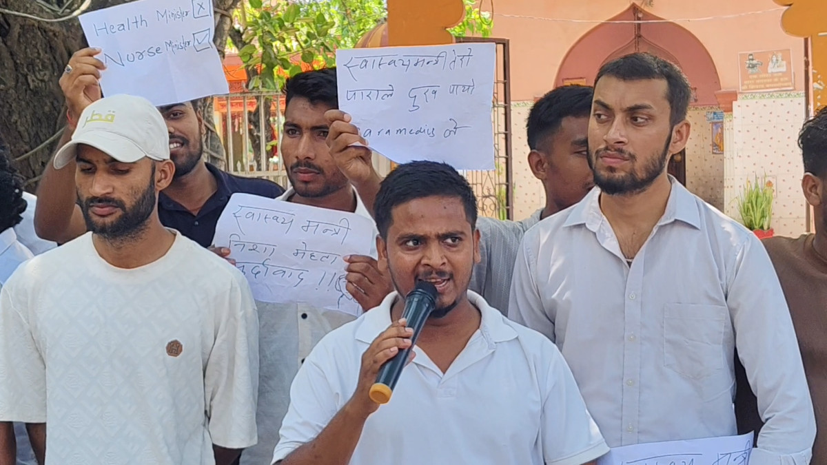 स्वास्थ्यको नयाँ दरबन्दीमा विभेद गरिएको भन्दै स्वास्थ्यकर्मीद्वारा विरोध प्रदर्शन