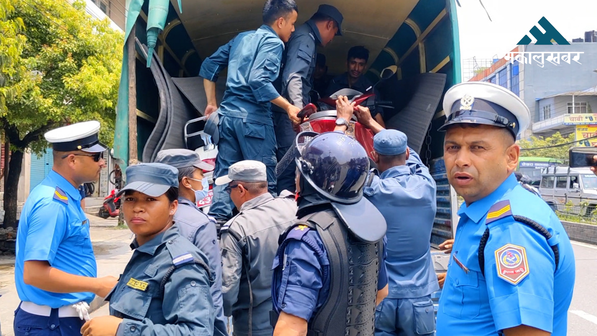पोखराको न्युरोड क्षेत्रमा सडकपेटी अतिक्रमण हटाउन सुरु, अटेर गर्ने सवारी साधनलाई कारबाही
