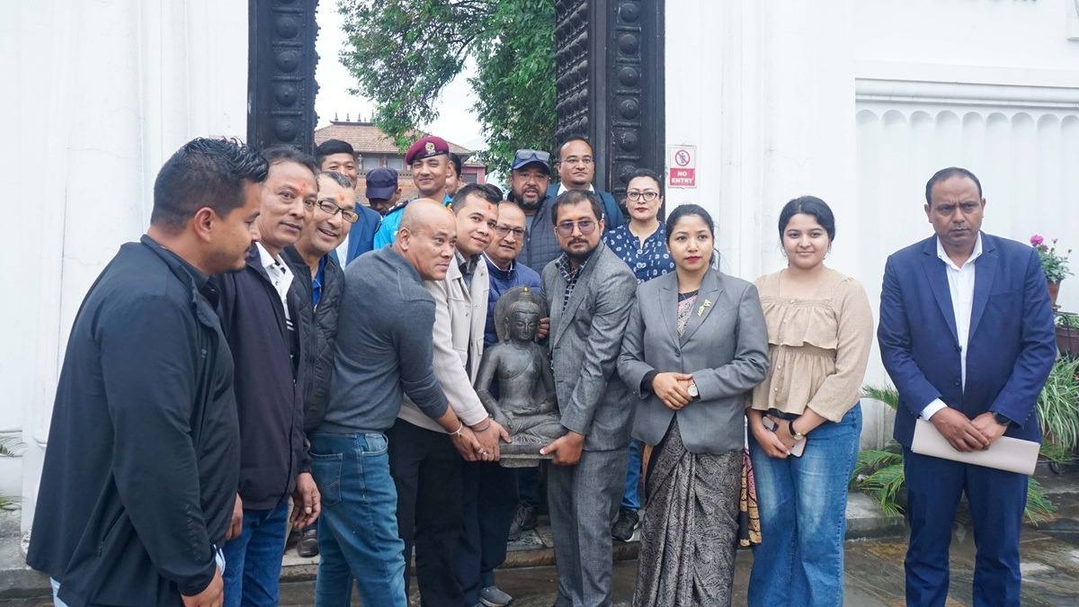 चोरेर अमेरिका पुर्‍याएको प्रस्तर बुद्ध मूर्ति आफ्नै आसनमा फिर्ता