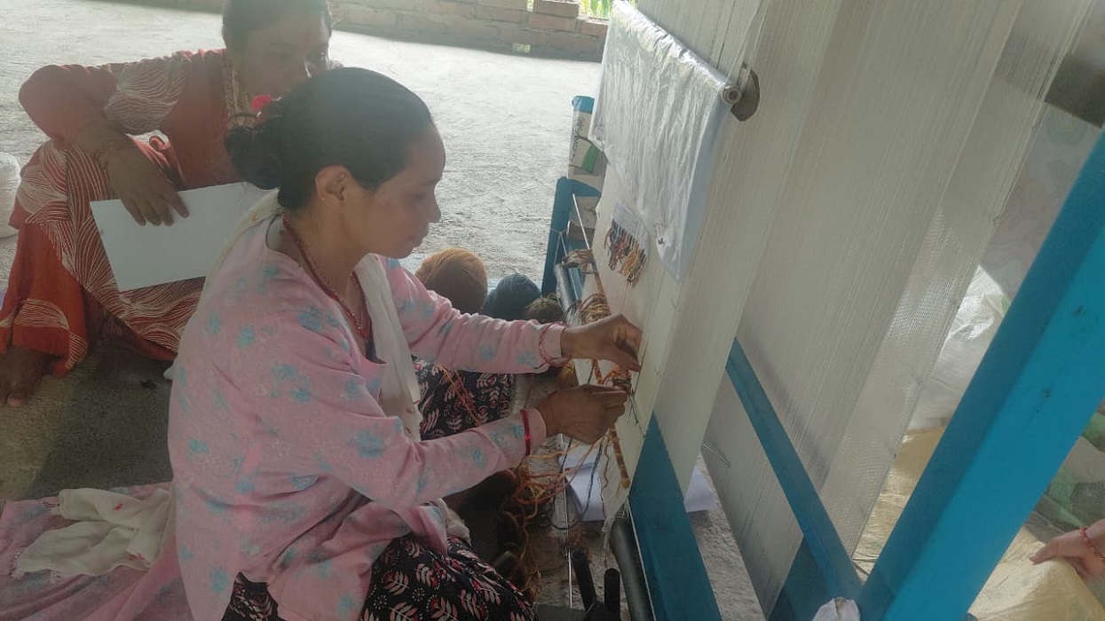 गलैँचा बुन्न व्यस्त दाङका महिलाहरू
