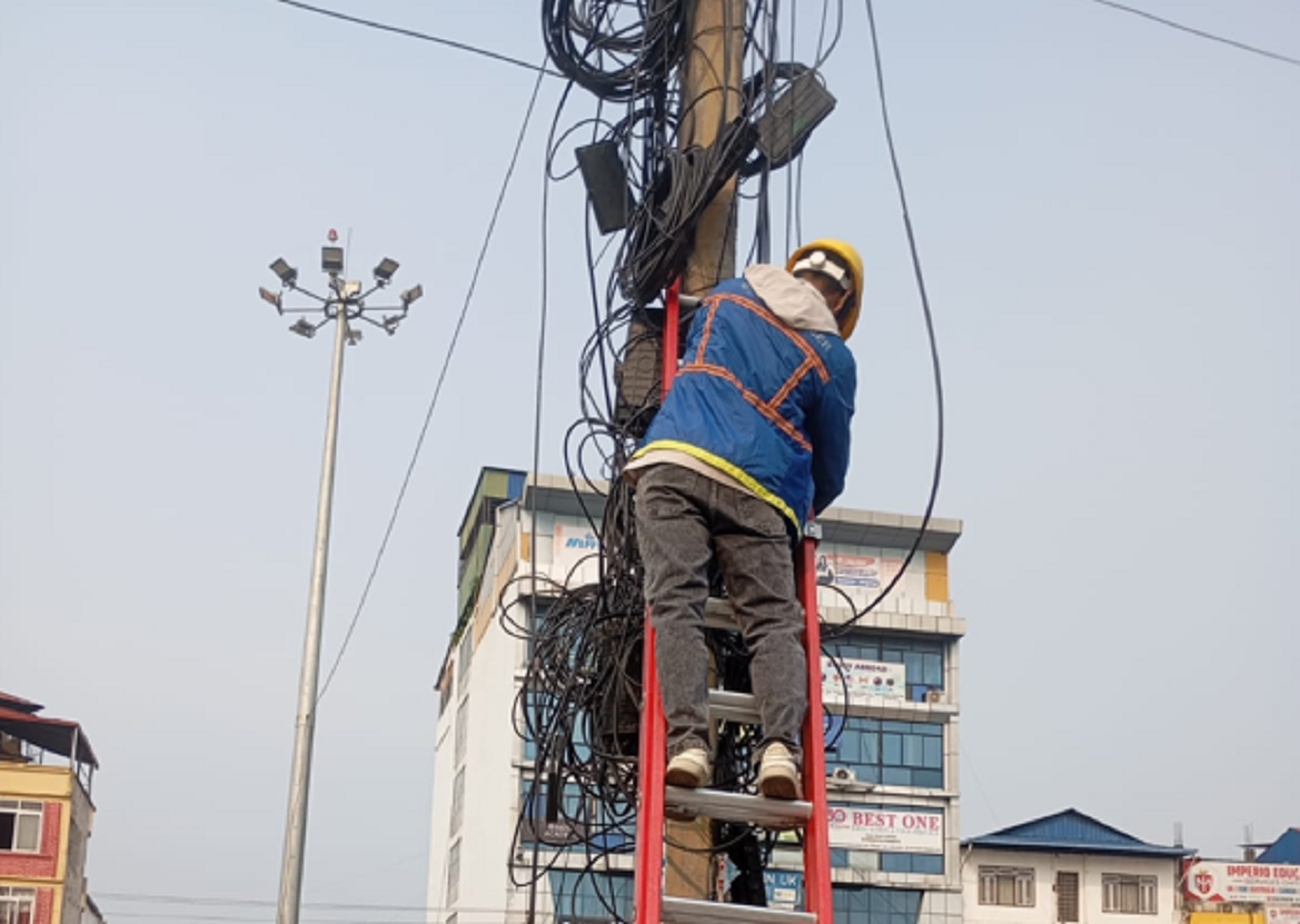 चितवनमा अव्यवस्थित तार हटाइँदै