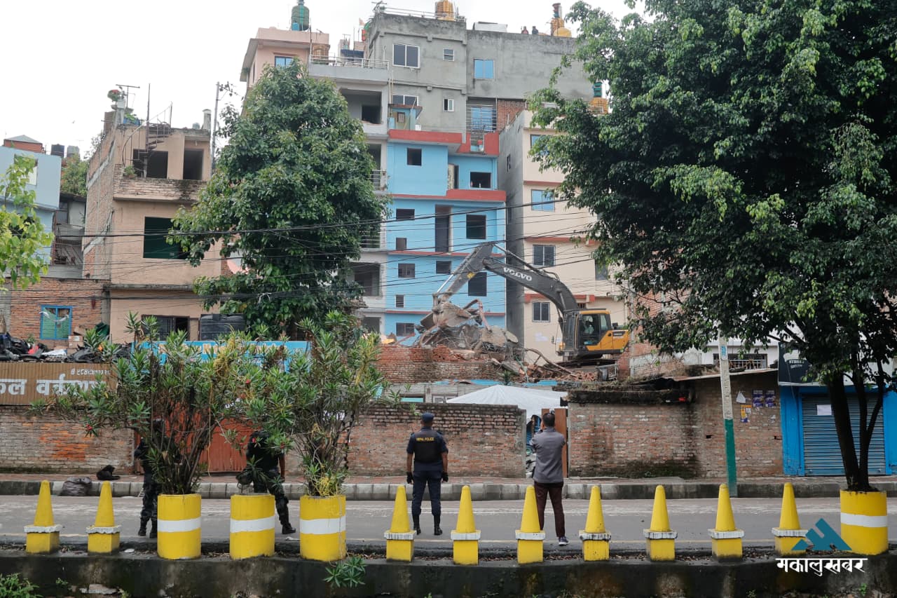 भत्काउन थालियो अनामनगरको अतिक्रमित संरचना (तस्बीरहरू)