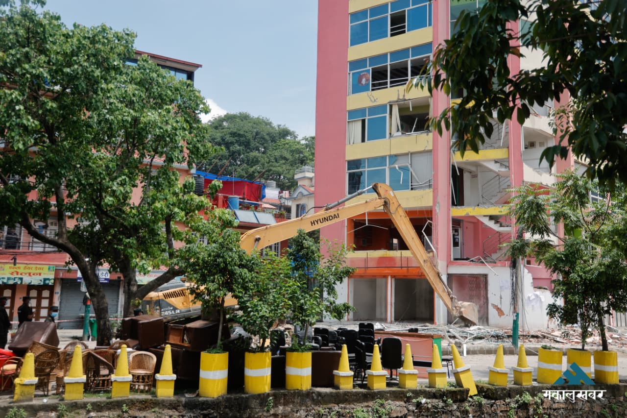 धोबीखोला करिडोरको चर्चित ८ तले घरमा चल्यो डोजर (तस्बिरहरू)