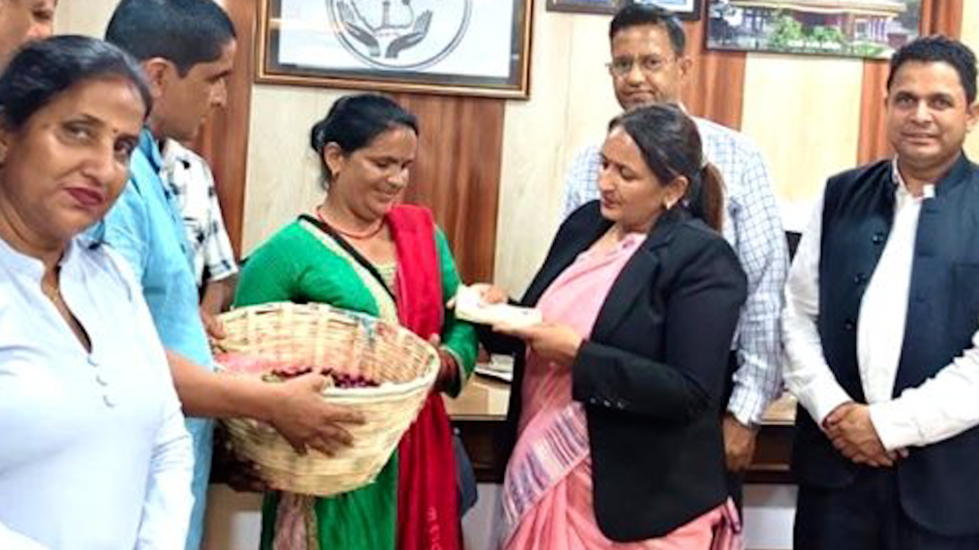 काफल बेच्ने महिलामाथि दुर्व्यवहार: वीरेन्द्रनगर नगरपालिकाद्वारा १० हजार क्षतिपूर्ति