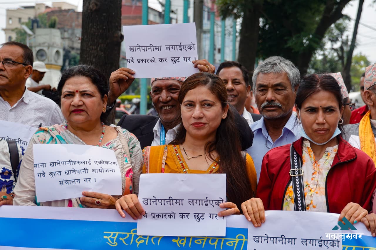 अत्यावश्यक सेवामा कर नलगाउन माग गर्दै खानेपानी उपभोक्ताको प्रदर्शन (तस्बिरहरु)