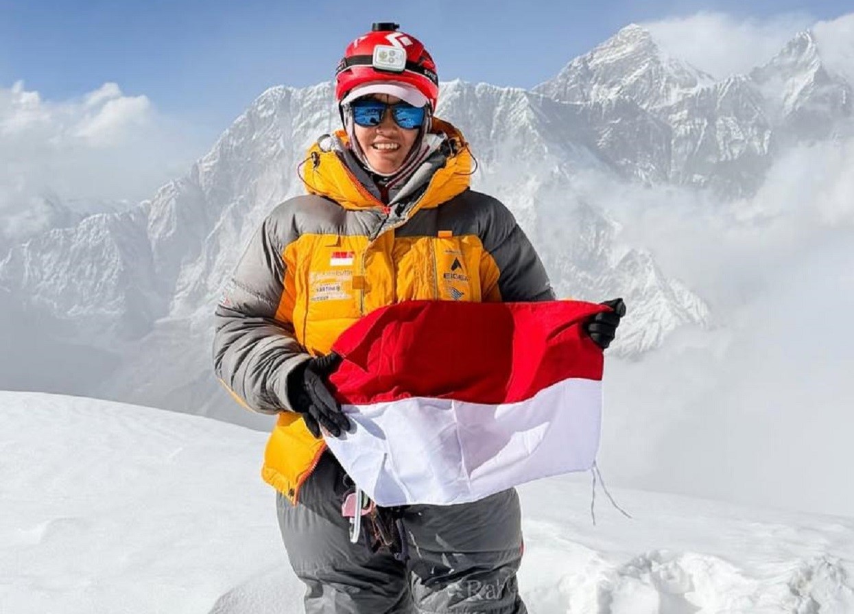 इन्डोनेसियाली महिला आरोहीद्वारा ६ हजार ८१२ मिटर अग्लो आमादब्लमको सफल आरोहण