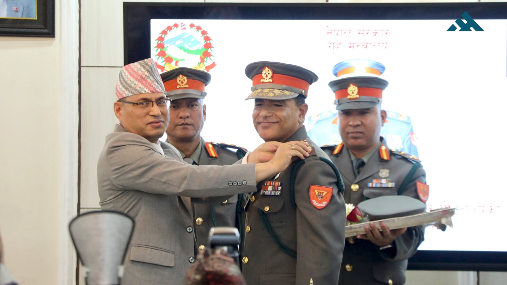 सशस्त्र प्रहरी महानिरीक्षक पौडेलद्वारा दर्ज्यानी चिह्न ग्रहण