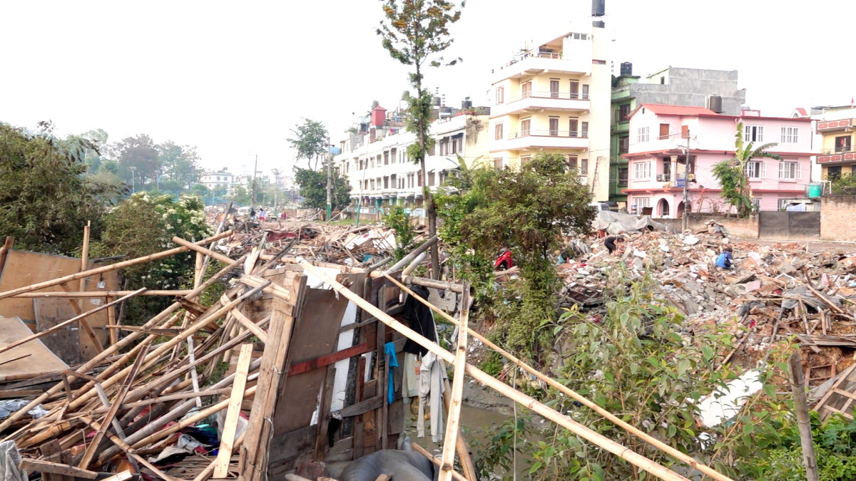 धापासी आसपासका अतिक्रमित घरटहरा हटाइयो