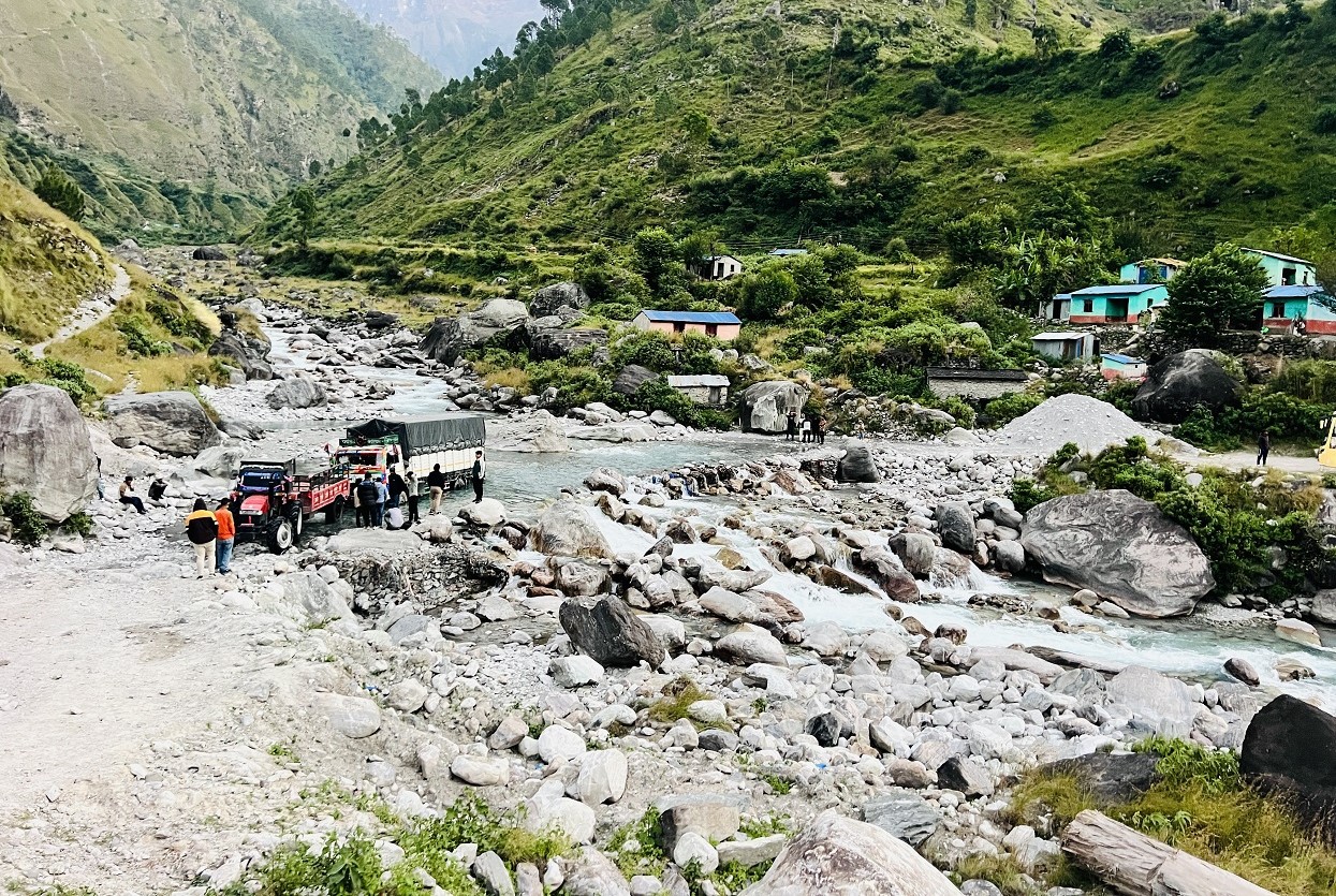भेरी नदीमा छ पुलको काम अझै अलपत्र