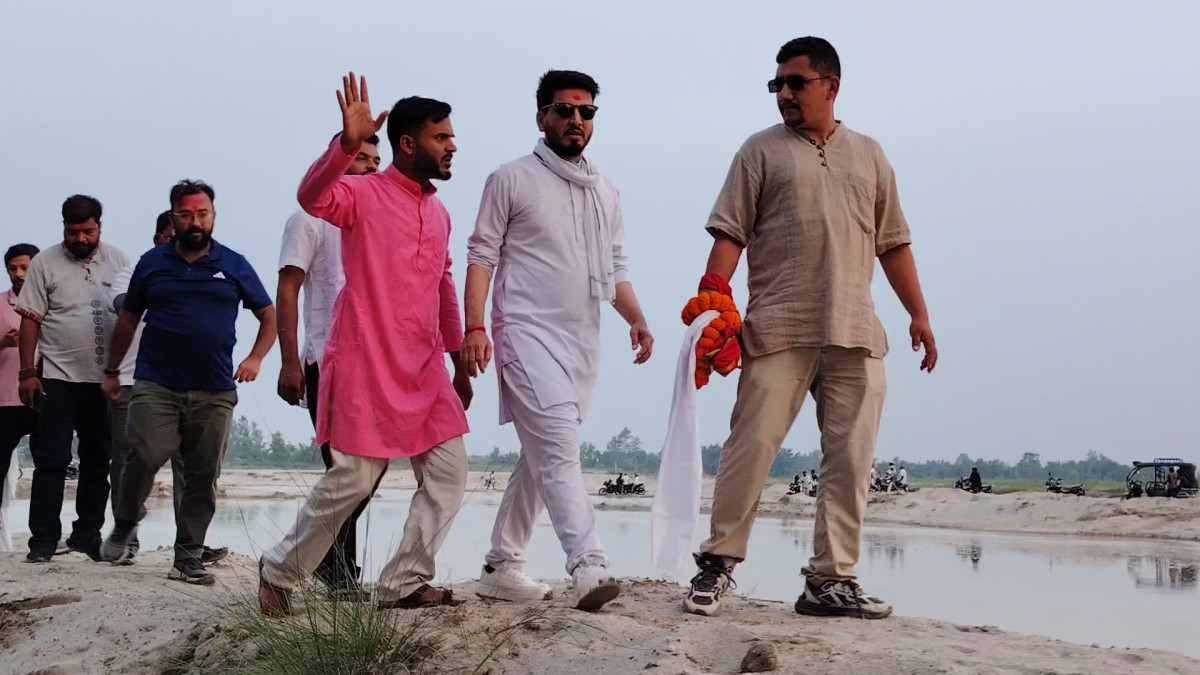 १५ वर्षदेखि अलपत्र कमला पुलको मन्त्री लम्सालले गरे निरीक्षण, स्थानीयको विरोध