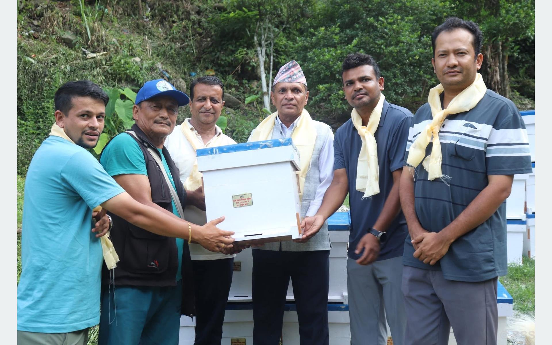 किसानलाई अनुदानमा मौरी घार वितरण