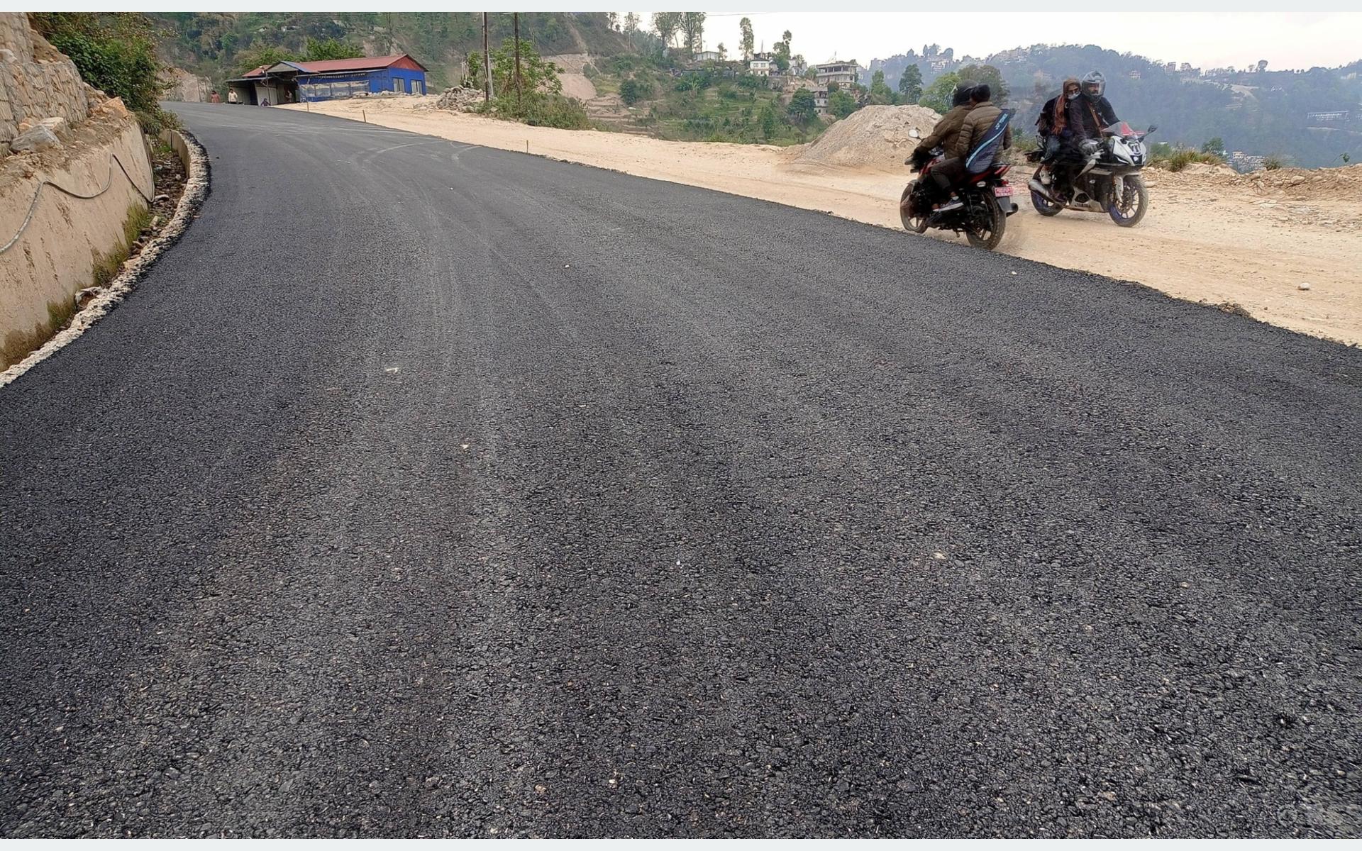 अरनिको राजमार्ग स्तरोन्नतिः ‘बिटुमिन’ अभावले दुई महिनादेखि काम प्रभावित