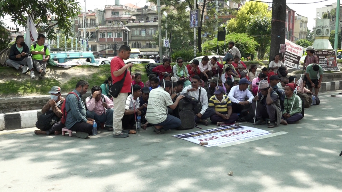 सरकारलाई दृष्टिबिहीनहरुको चेतावनी- ‘७ दिनभित्र माग पूरा नभए रिले अनशन बस्छौँ’