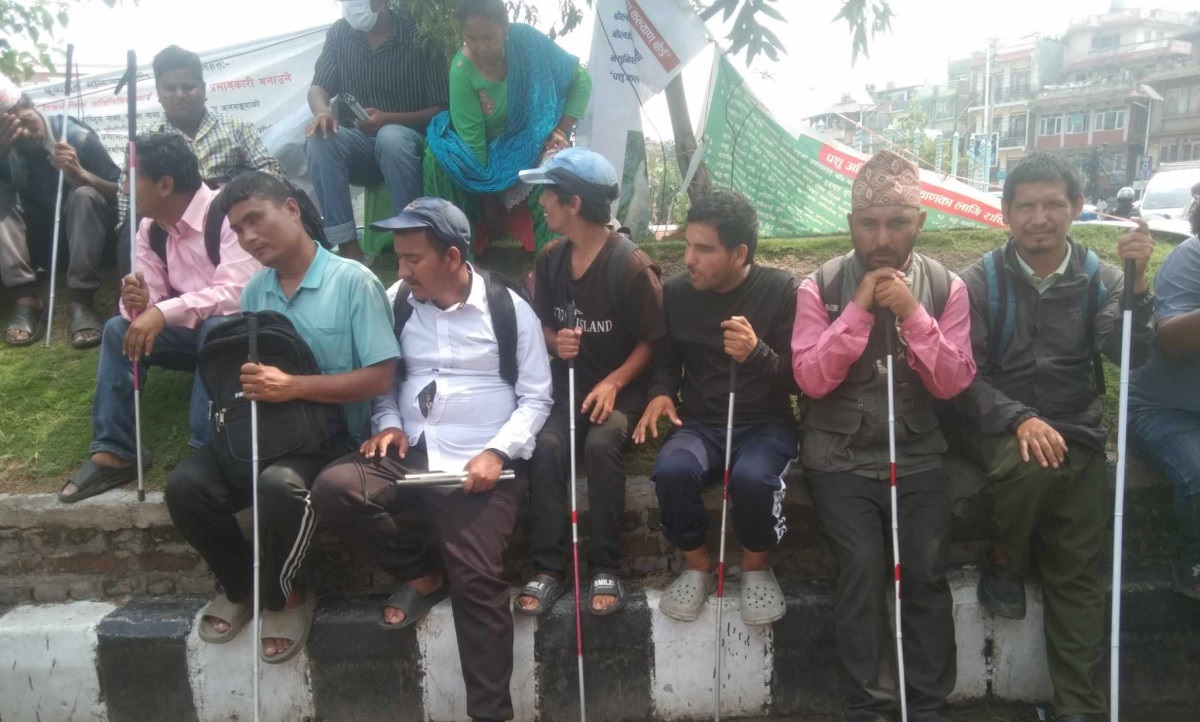 सडकमा धरपकड भएको भन्दै सरकारविरुद्ध दृष्टिविहीन आन्दोलित