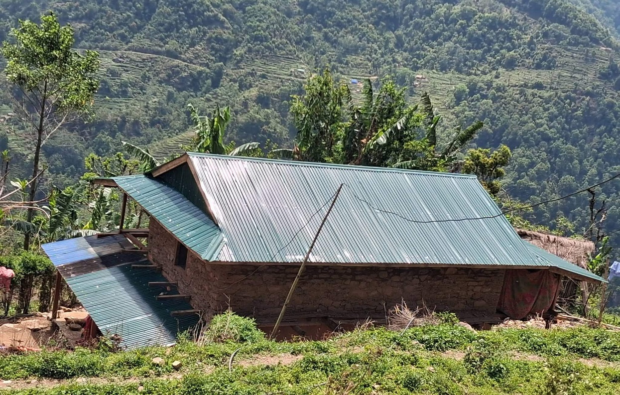 धनबहादुरको परिवारलाई दाताको सहयोगमा नयाँ घर