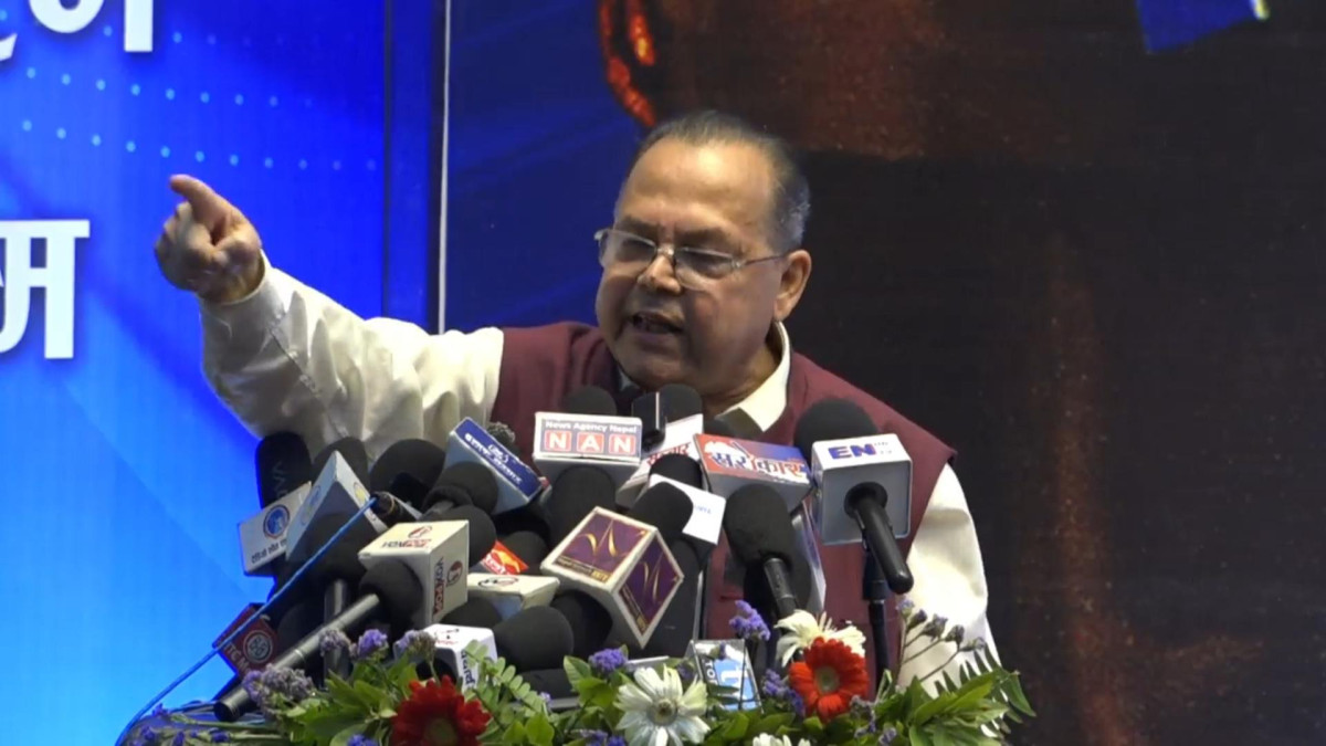 अनाडीहरूबाट संविधान संशोधन हुन सक्दैन: झलनाथ खनाल
