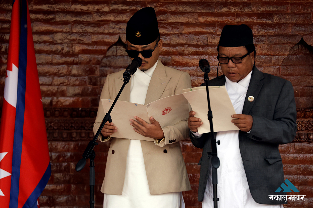 नवनियुक्त मन्त्री गुरुङ र पुनले लिए शपथ (तस्बिरहरू)